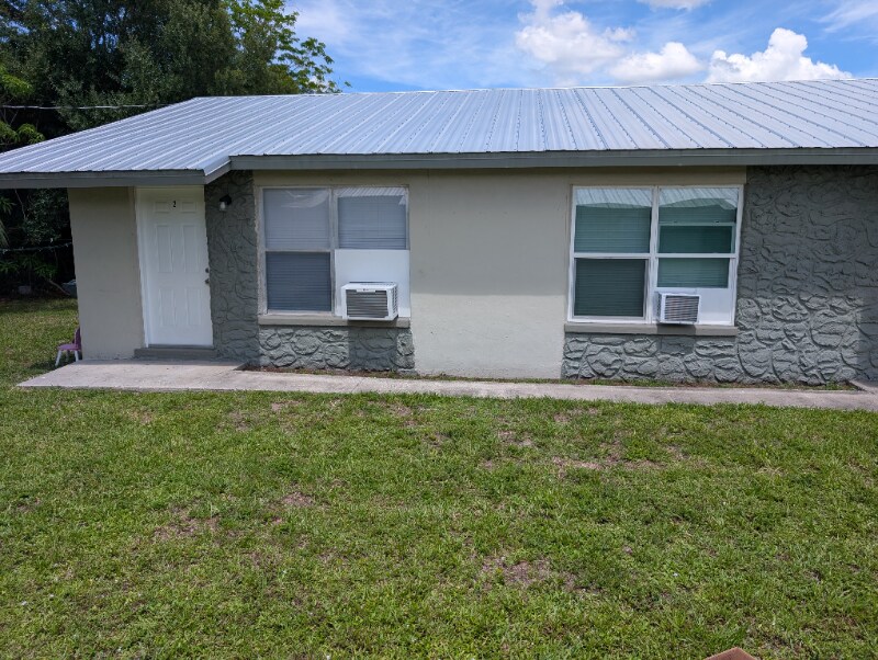 3217 Jeffcott St in Ft. Myers, FL - Building Photo