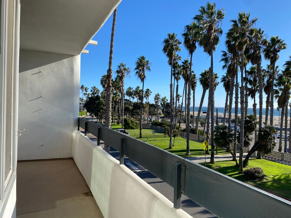 2221 Ocean Ave, Unit 205 in Santa Monica, CA - Building Photo