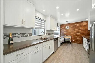 2121 E 1st St in Long Beach, CA - Building Photo - Building Photo