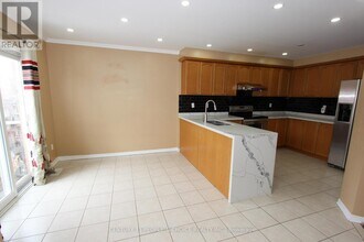 14 Thornbush Blvd in Brampton, ON - Building Photo - Building Photo