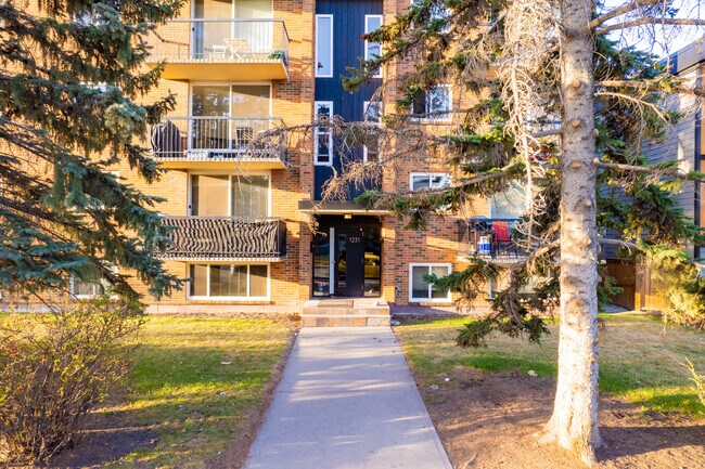 1231 17th Ave NW in Calgary, AB - Building Photo - Building Photo
