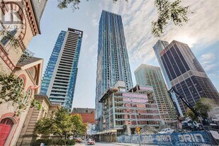 1 Yorkville Ave in Toronto, ON - Building Photo