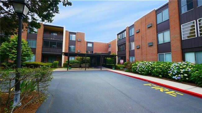 401 Bellevue Ave-Unit -203 in Newport, RI - Foto de edificio - Building Photo