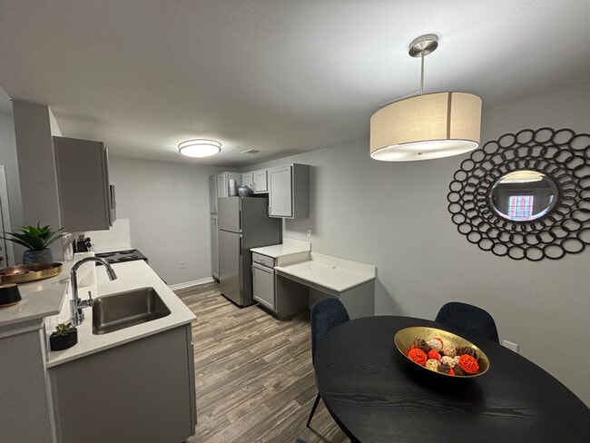 4925 Cromwell Dr in Kyle, TX - Foto de edificio - Building Photo