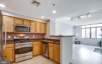 4490 Market Commons Dr in Fairfax, VA - Building Photo - Building Photo