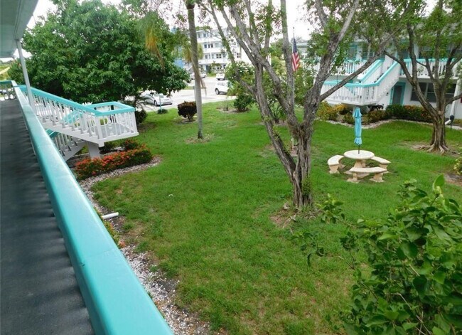333 Newport Dr in Deerfield Beach, FL - Building Photo - Building Photo