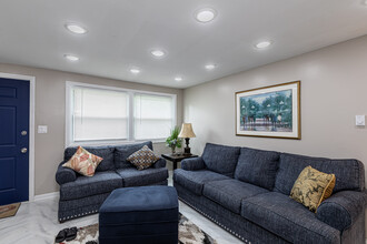 Woodlawn Apartments in Ashford, CT - Foto de edificio - Interior Photo