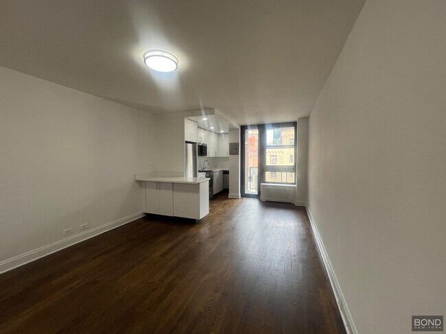 165 E 35th St in New York, NY - Building Photo - Building Photo