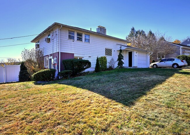 12 Dayton Rd in Naugatuck, CT - Foto de edificio - Building Photo