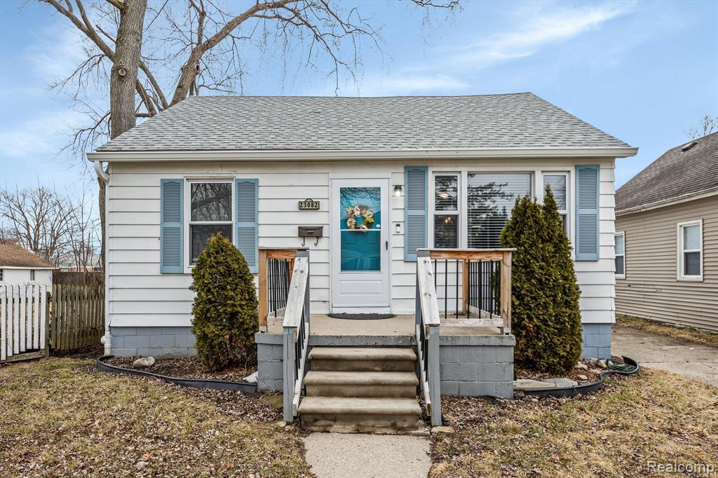 23082 Shakespeare Ave in Eastpointe, MI - Building Photo