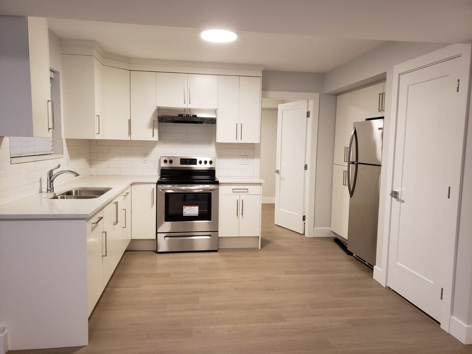 14929 62A Av in Surrey, BC - Building Photo