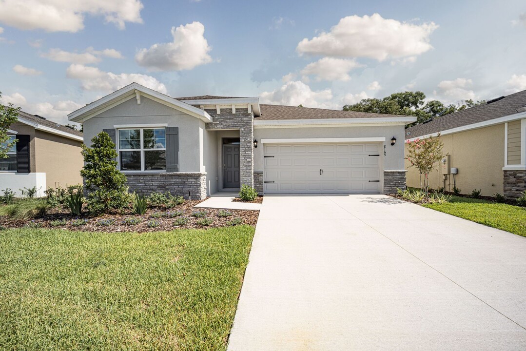 8165 Penrose Pl in Wildwood, FL - Foto de edificio