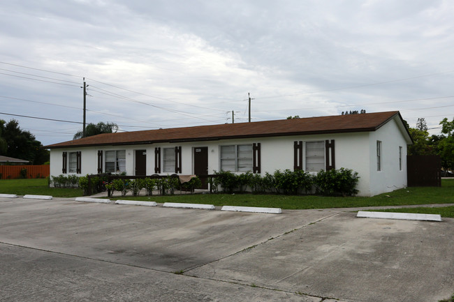 4405-4479 Gulfstream Rd in Lake Worth, FL - Building Photo - Building Photo