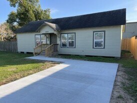 3606 Lily St in Bay City, TX - Building Photo