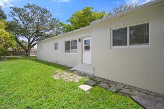 2601 Taylor St in Hollywood, FL - Building Photo - Building Photo