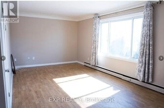 250 Highland Rd W in Hamilton, ON - Building Photo - Building Photo