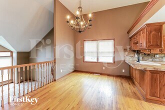 1824 SW Pinecreek Ct in Blue Springs, MO - Foto de edificio - Building Photo