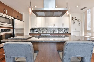 80 Cumberland St in Toronto, ON - Building Photo - Building Photo