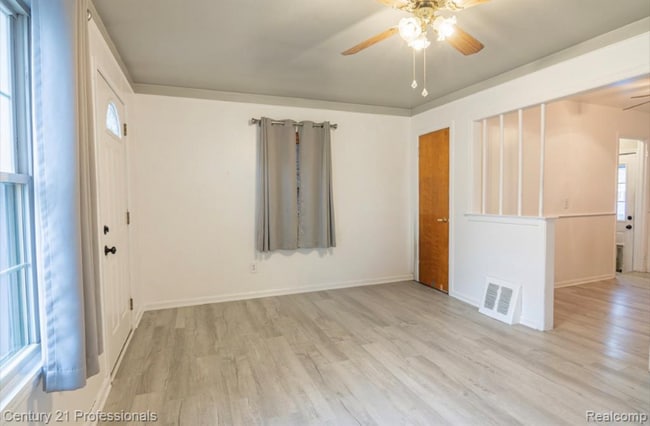 1403 E Maxlow Ave in Hazel Park, MI - Foto de edificio - Building Photo