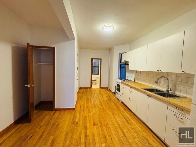 PITT STREET in New York, NY - Building Photo - Building Photo