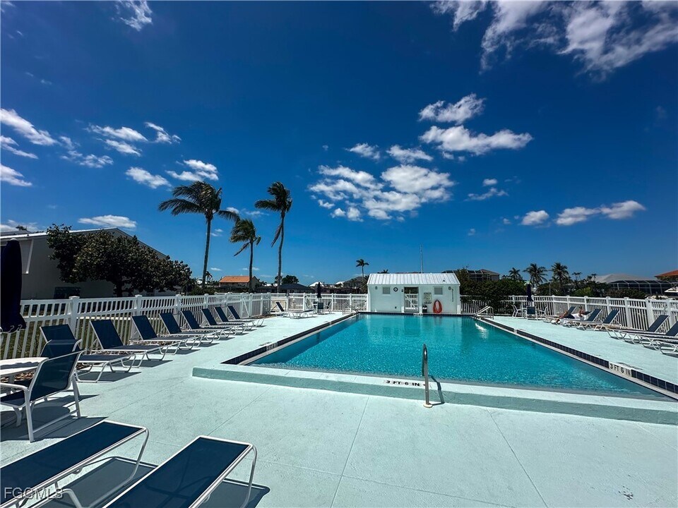 18036 San Carlos Blvd in Fort Myers Beach, FL - Building Photo
