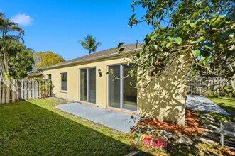 1239 Sussex St in Boynton Beach, FL - Foto de edificio - Building Photo