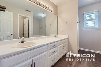 74 Huntington Ct in Newnan, GA - Building Photo - Building Photo