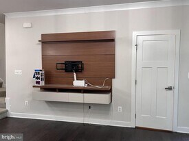 42593 Burbank Terrace in Sterling, VA - Building Photo