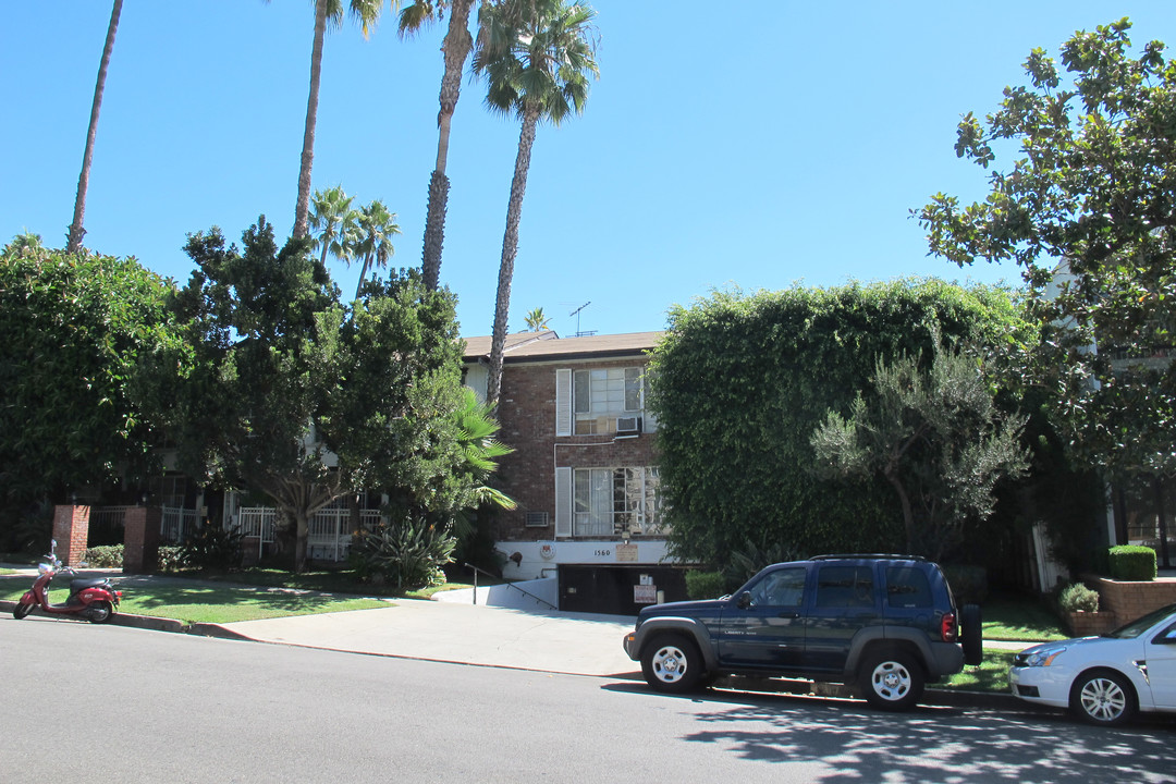 1560 N Laurel Ave in Los Angeles, CA - Foto de edificio