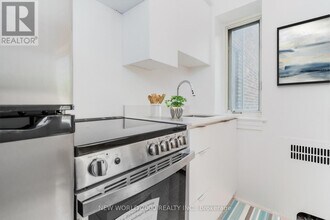 110 St Clair Ave W in Toronto, ON - Building Photo - Building Photo