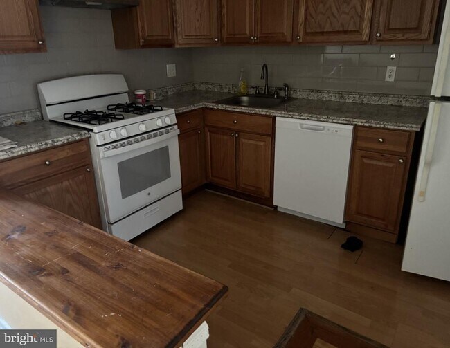 2419 Tremont St in Philadelphia, PA - Building Photo - Building Photo