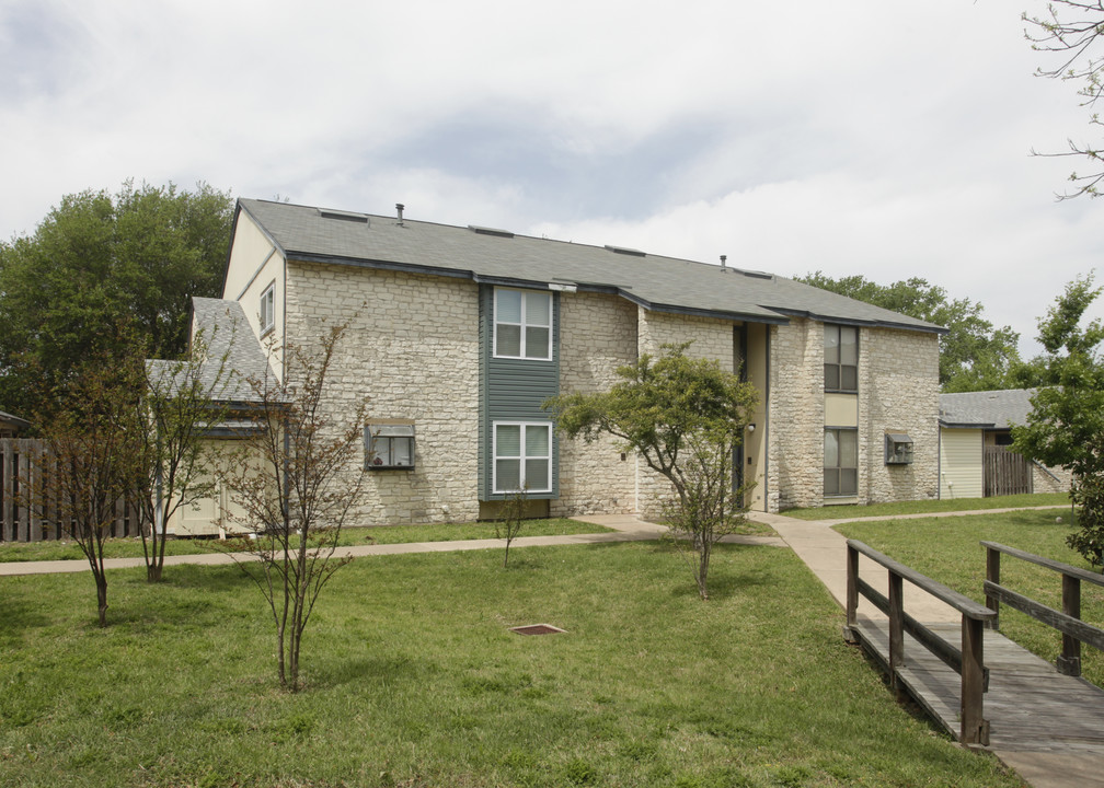 Tejas Apartments in Taylor, TX - Building Photo