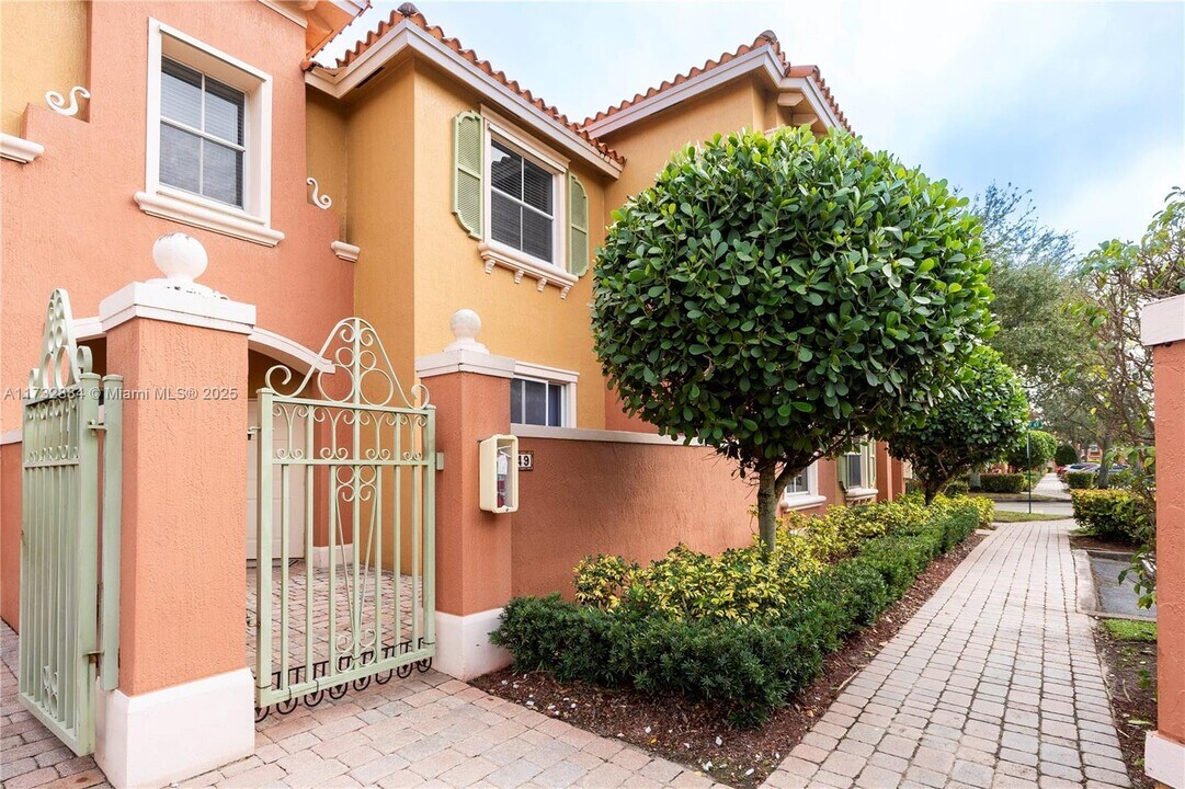 649 SW 107th Ave in Pembroke Pines, FL - Foto de edificio