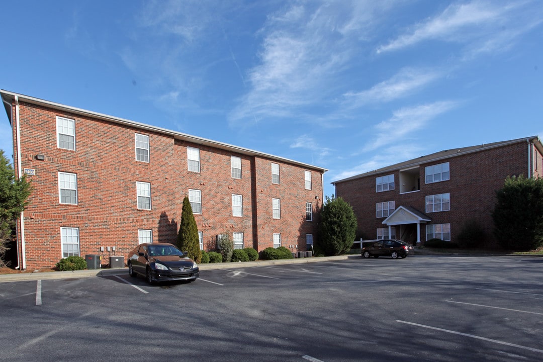 Collegiate Commons in Greensboro, NC - Building Photo