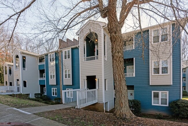 Pines on Wendover Apartment Homes in Charlotte, NC - Foto de edificio - Building Photo