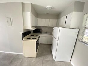 12140 Munbury Dr, Unit 5 in Dade City, FL - Building Photo - Building Photo