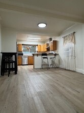 712 E Washington St in Petaluma, CA - Foto de edificio - Building Photo