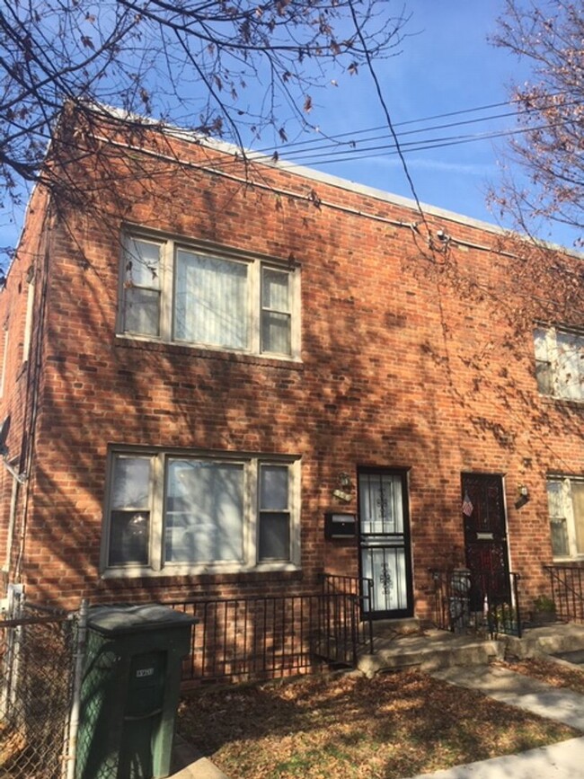 property at 556 49th Pl NE