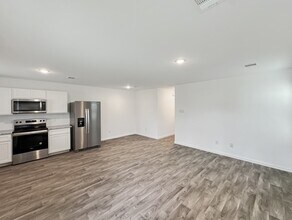 16818 N Marie Vlg Dr in Cut And Shoot, TX - Building Photo - Building Photo