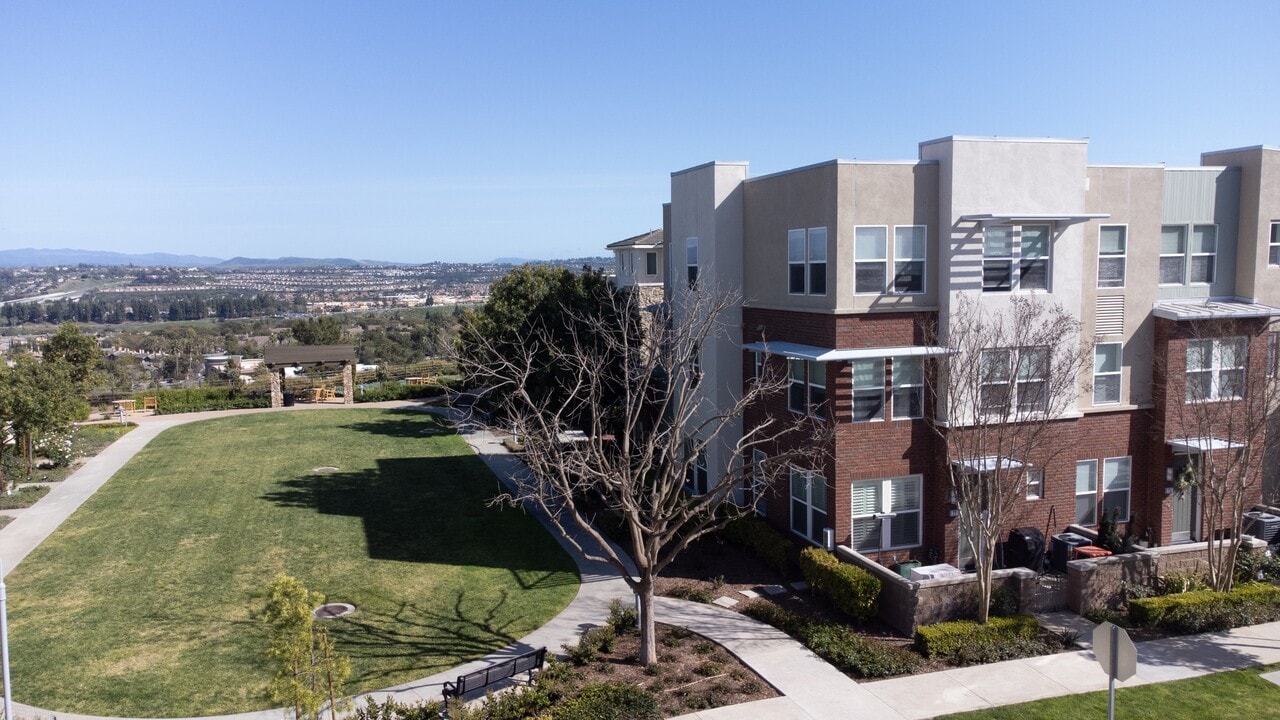 77 Brownstone Way in Aliso Viejo, CA - Building Photo