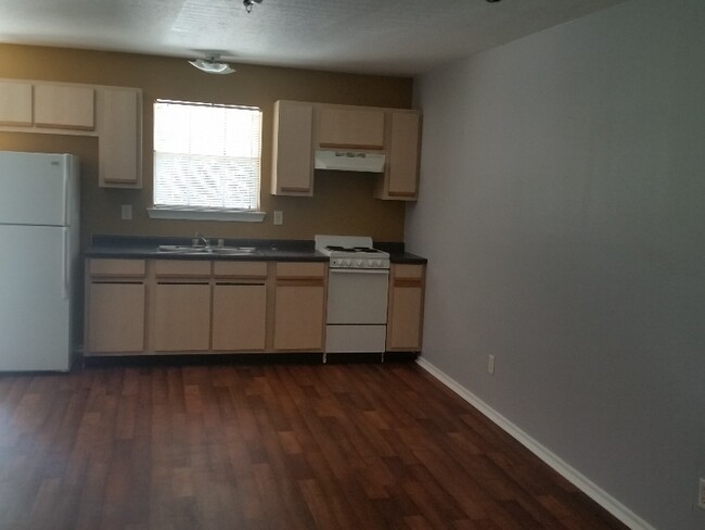 1976 Quality Blvd in Huntsville, TX - Foto de edificio - Building Photo