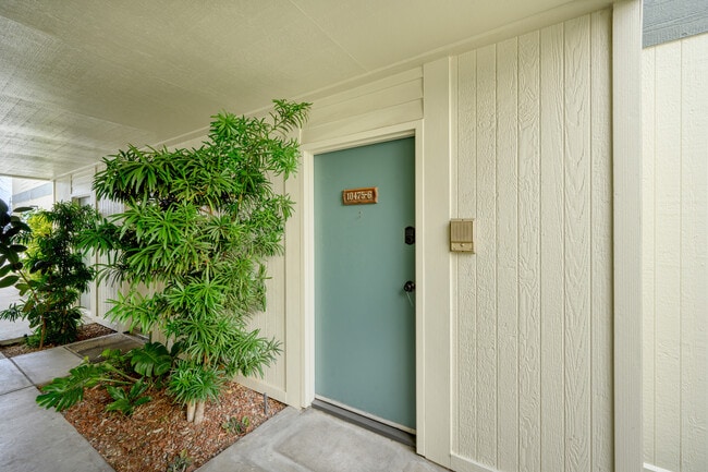 10475 Newhome Ave in Sunland, CA - Foto de edificio - Building Photo