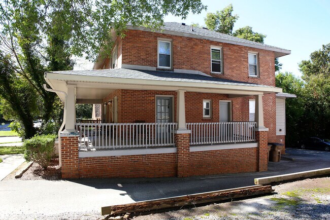 1222 W Market St, Unit 1222-A in Greensboro, NC - Building Photo - Building Photo