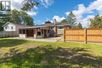 740-740 Collins Bay Rd in Kingston, ON - Building Photo - Building Photo
