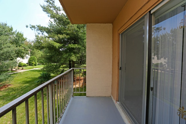 Lynn Hill in Linthicum, MD - Building Photo - Interior Photo