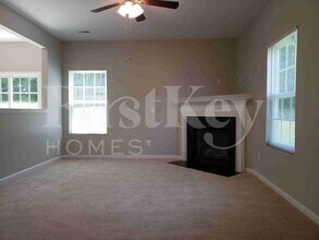 2140 Lauren Woods Dr in Winston-Salem, NC - Foto de edificio - Building Photo