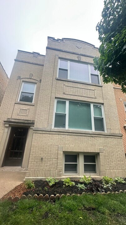5632 N St Louis Ave in Chicago, IL - Building Photo
