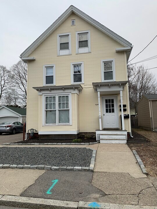 18 Fisher St, Unit 2 in North Attleboro, MA - Foto de edificio