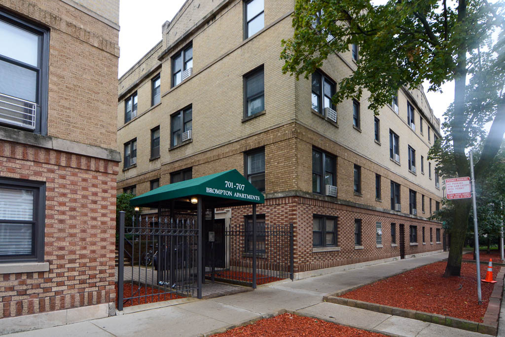 709 W Brompton Ave-Unit -38 in Chicago, IL - Foto de edificio