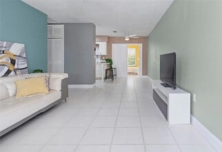 1817 NW 60th Ave in Sunrise, FL - Building Photo - Building Photo